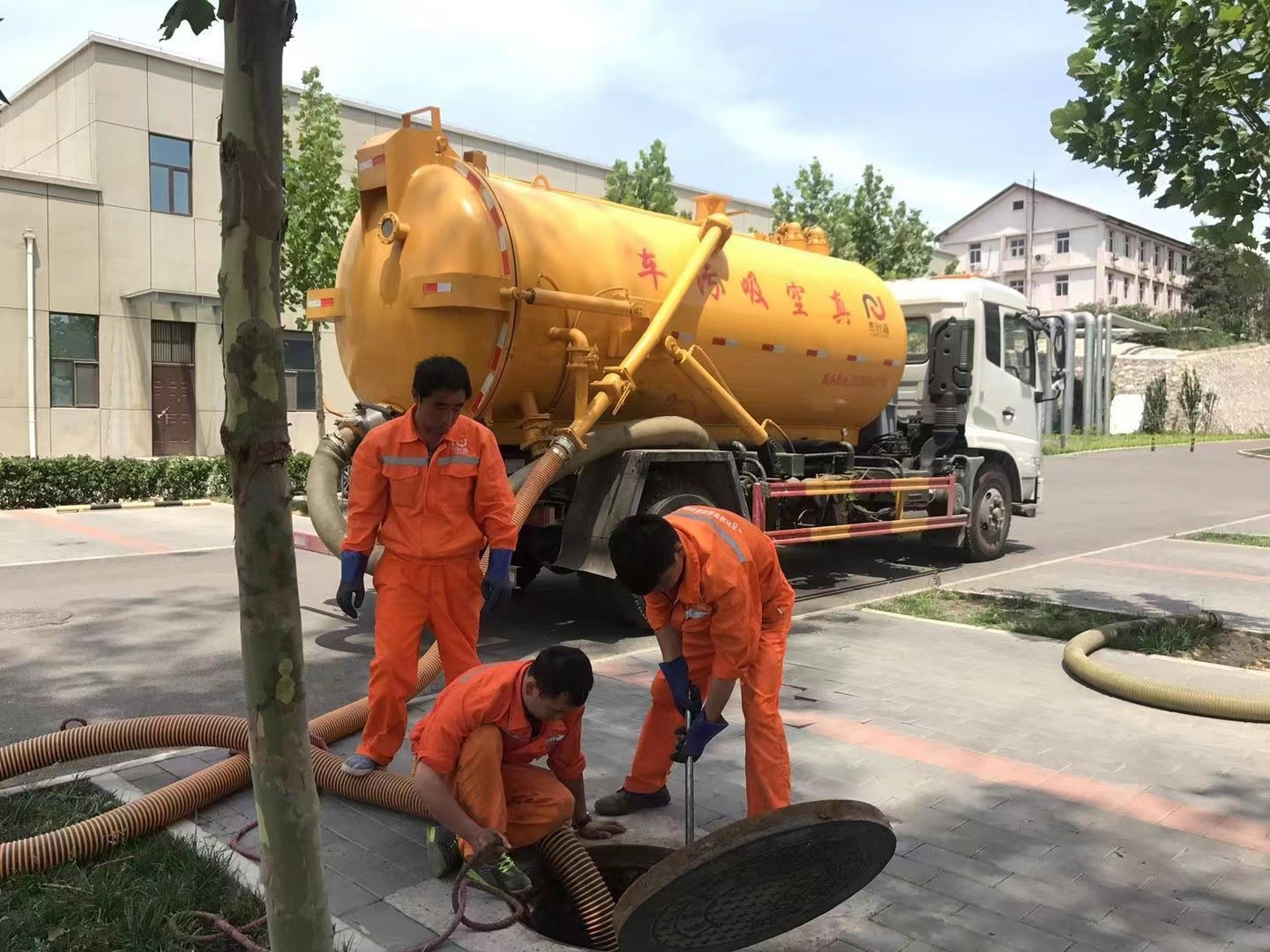 古交管道疏通车停在窨井附近