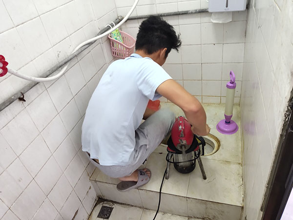 古交管道堵塞冒臭气 专业师傅现场解决问题